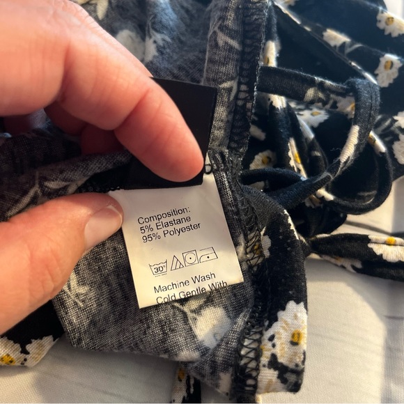 Black Floral Short Sleeve Crop Top Tee with Tie on Lower Back, SHEIN Size Small - Picture 5 of 6